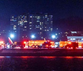 American Airlines Jet and Black Hawk Helicopter crash over Potomac River, At least 18 dead bodies pulled